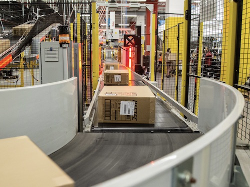 Amazon: il lavoro in un centro di distribuzione robotizzato