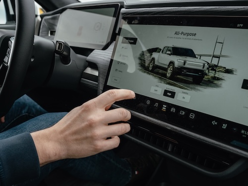 Più tasti fisici nelle auto europee e cinesi